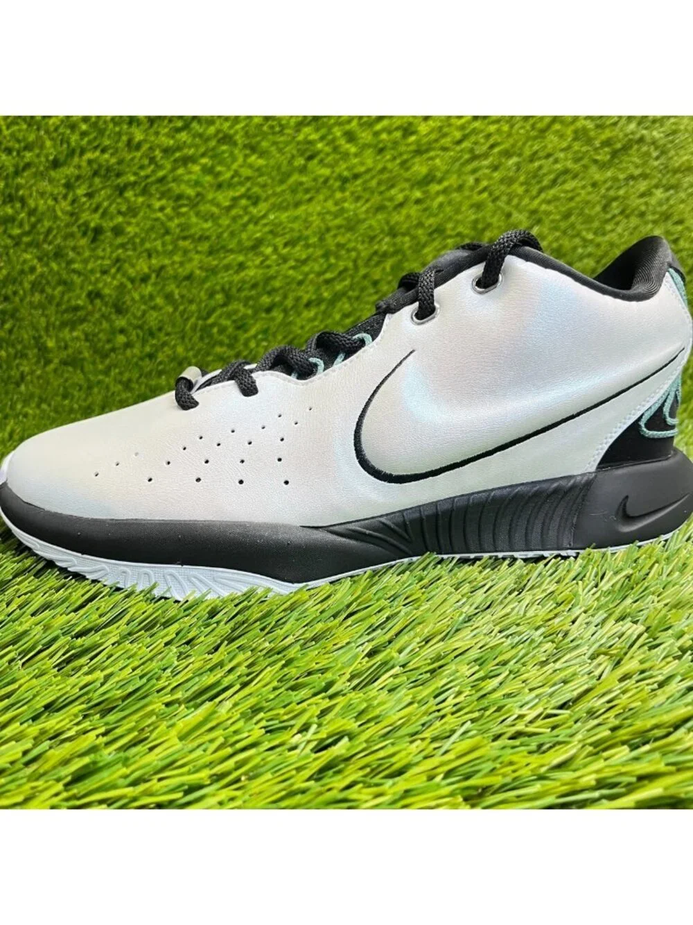 Nike LeBron 21 Conchiolin Boys Size 7Y White Black Basketball Shoes Sneakers